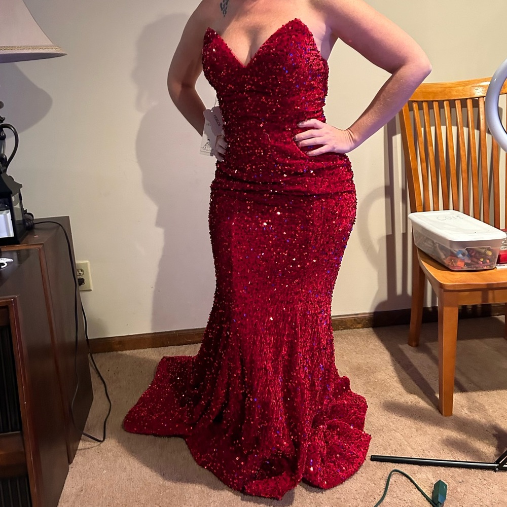 Elegant red dress with train NWT
